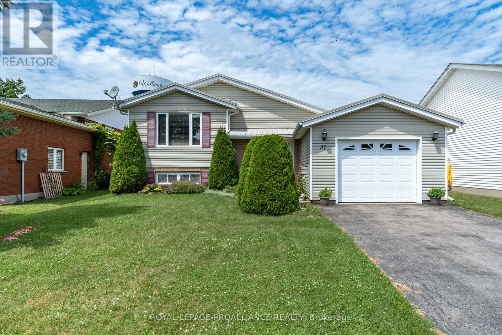 37 HARBOURVIEW CRESCENT, prince edward county, Ontario